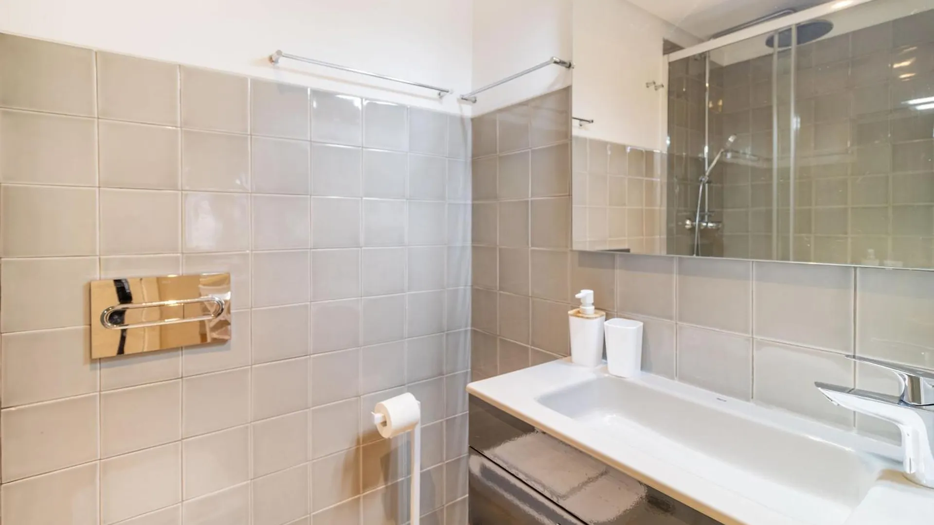 Discover Lisbons History - Stylish Apartment In Alfama Portugal